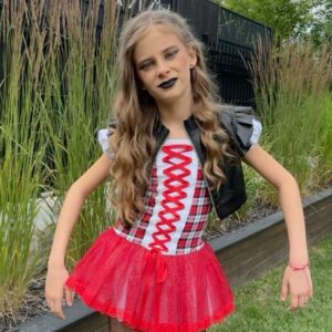 Carina Battrick Instagram - I was not fast enough to buy Monster High Tiffany Doll so I decided to become one :)

 #chucky #chuckytvseries #costumes #haloweenparty #carolinecross #pictureoftheday #kidsstyle #mattel #monsterhigh #monsterhighdolls #evildolls #dolls #doll #brideofchucky #monsterhightiffany #tiffany #tiffanydoll #tiffanymonsterhigh
