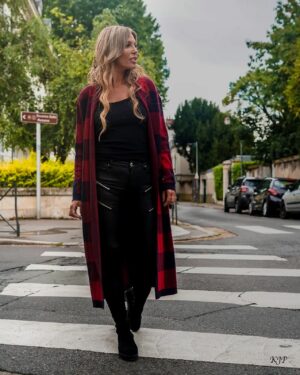Carine Haddadou Instagram - Je ne marche pas vite, lais je ne recule jamais 💪
#streetphotography#outfit#modelephoto#royalextension#pictureoftheday#life#look
