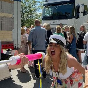 Carl Déman Instagram - Lillasyster tar studenten! Lev livet, älskar dig!❤️🍾