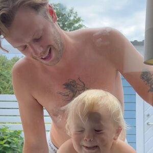 Carl Déman Instagram - ”Kan inte ni två gå ut och leka lite?”