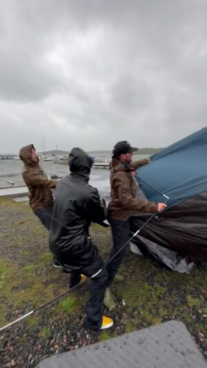 Carl Déman Instagram - SKIT PÅ DIG HANS!!! ⛈️⛺️