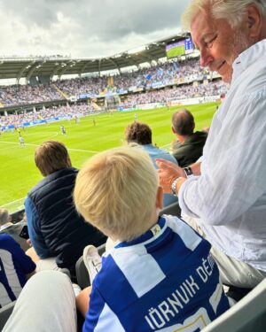 Carl Déman Instagram - Februari: Vasaloppet första gången på längdskidor.
Mars: Mamma fyllde 60 på GranCan.☀️
Maj: Dags för svensexa!🚨
Juni: Livets bröllop!
Juli: Sams första match 💙🤍 följt av en familjehoneymoon på Mallis.
Augusti: Tillbaka till jobbet.
Oktober: Årets podd och Sveriges mäktigaste på sociala medier.🏆
November: Fick äntligen träffa min försvunna broder.
December: Sam 3 år, galet vad jag älskar honom.❤️

Instagram tillät bara 10 svep så det fick bli ett ihopplock av vad jag hade i kameraalbumet, vilket j*vla år.❤️