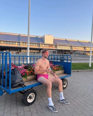 Carl Déman Instagram - Kunde inte önska mig en bättre svensexa, så tacksam och fylld med kärlek. Älskar mina vänner!❤️