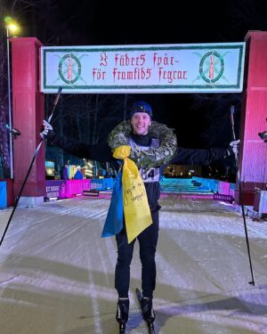 Carl Déman Instagram - Mina första 90km på längdskidor är avklarade, Vasaloppet öppet spår 2023!!!🏅

Tack @udenssport för grym utrustning!