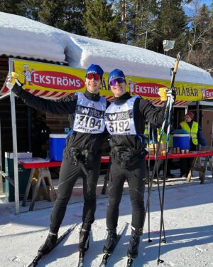 Carl Déman Instagram - Mina första 90km på längdskidor är avklarade, Vasaloppet öppet spår 2023!!!🏅

Tack @udenssport för grym utrustning!