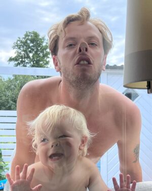 Carl Déman Instagram - ”Kan inte ni två gå ut och leka lite?”