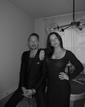 Carl Lentz Instagram - I wish i took BTS of us trying to get an all family photo… we failed as a group so here ya go! Merry Christmas from my people 🎄