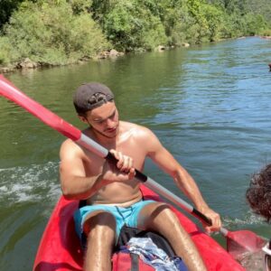 Carl Malapa Instagram - Petit avant goût, équipe de bras cassés qui font du kayak 😂 le reste est bientôt dispo sur @playzerfrance 🤍🔥