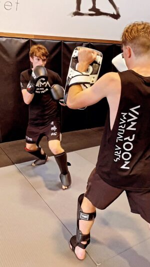 Carl Van Roon Instagram - Angles 📐 #angles #padwork #switch #kickboxing #mma #taekwondo #karate #vanroonmartialarts