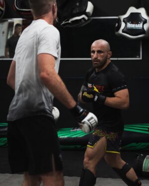 Carl Van Roon Instagram - Loving the vibe @freestyle_mma with the P4P champ @alexvolkanovski upgrading striking in tandem with grappling alongside phenom @craigjonesbjj & rising Australian MMA star @colbythicknesse under the watchful eye of Coach Joe Lopez. Osu! 🙏🏻 Photo credit: @chaplin.io 📷#teamworkmakesthedreamwork #goodvibes #freestylemma #teamculture #cohesion #craigjones #vanroonmartialarts #mma #ufc #continuousimprovement #kaizen #ikigai