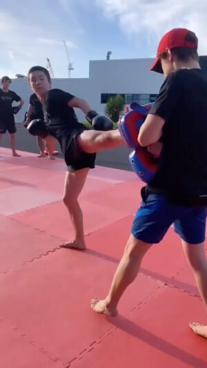 Carl Van Roon Instagram - @alexmccoll412 @harryglover_ Young James w the outdoor padwork ✌🏻 #padwork #thaipads #kickboxing #mma #karate #taekwondo #vanroonmartialarts