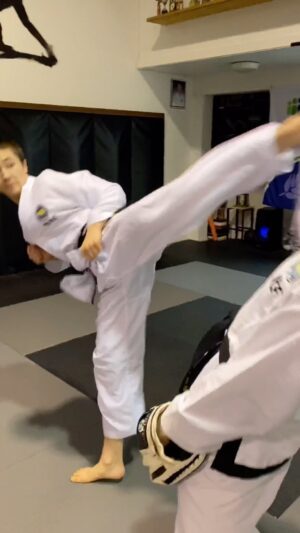Carl Van Roon Instagram - Young James, Jordyn and Hazza ✌🏻🥋 #vanroonmartialarts #taekwondo #kickboxing #karate #mma