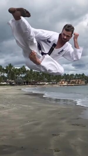 Carl Van Roon Instagram - Flying side kick #flyingsidekick #jumpsidekick #sidekick #taekwondo #karate #kickboxing #mma #vanroonmartialarts