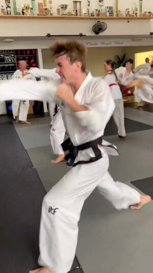 Carl Van Roon Instagram - TKD team shadow sparring @harryglover_ @joryndd @__ashleyporter @garath_hale #tkd #taekwondo #shadowboxing #shadowwork #shadowsparring #ambidextrous #switch #orthodox #southpaw #kickboxing #karate #mma #vanroonmartialarts