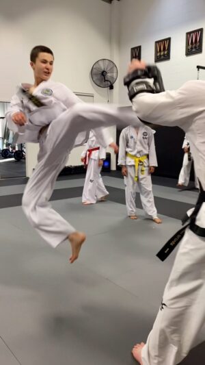 Carl Van Roon Instagram - Young James with the TKD flow on the Thai pads ✌🏻 #vanroonmartialarts #taekwondo #kickboxing #karate #mma