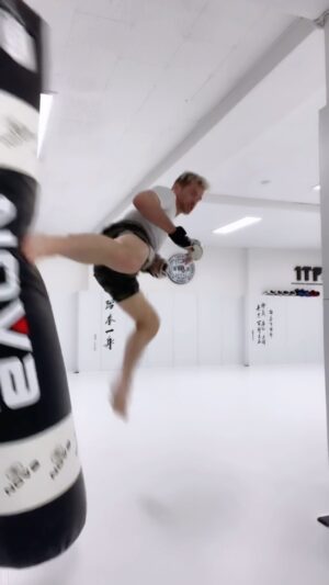 Carl Van Roon Instagram - Bagwork this morning here in Seoul 🇰🇷 #vanroonmartialarts #korea #taekwondo #mma #karate #kickboxing