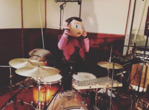 Carla Azar Instagram - old school photo 2013⁣
trying on m. fassbender's head⁣ rehearsing for the movie Frank. (microphone inside head)⁣
🔥⚡️⚡️⁣
⁣
#frank⁣
#stephenrennicks⁣
#michaelfassbender ⁣
#domhnalgleeson⁣
#françoiscivil⁣
#maggiegyllenhaal⁣
#scootmcnairy⁣
#lennyabrahamson⁣
@mgyllenhaal⁣
⁣