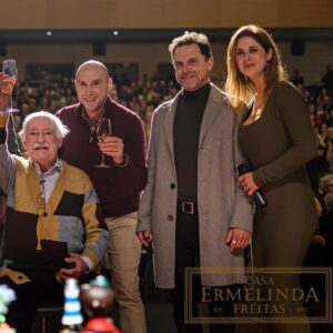 Carla Matadinho Instagram - Ruy de Carvalho
100 sessões aos 97 anos!

“Ruy, a história devida”, o espetáculo que marca a homenagem ao Rei do Teatro Português, onde Ruy de Carvalho conta histórias inéditas da sua longa e brilhante carreira, irá fazer a sua Centésima sessão! Um feito inédito, principalmente porque Ruy de Carvalho, aos 97 anos de idade, continua a pisar as tábuas, com a mesma alegria e entusiasmo como quando se estreou, aos 8 anos de idade.
“Ruy, a história devida”, depois de ter estado em quase 40 cidades, estará em cena no Centro Cultural Malaposta, a partir de dia 6 de Julho, precisamente no dia em que irá ser comemorada a sessão número 100, e onde fará a sua estreia neste palco!

Centro Cultural Malaposta
Dias 6, 7, 13, 14, 20 e 21 de julho às 18h00 

FICHA ARTÍSTICA
Elenco: Ruy de Carvalho e Luís Pacheco
Encenação: Paulo Sousa Costa
Texto: Paulo Coelho
Cenografia e Figurinos: Anne Carestiato e Fernanda Dias
Directora Geral Carla Matadinho
Produção Ricardo Dias

Compre já o seu bilhete e faça parte da linda história do teatro português.