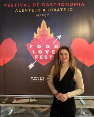 Carla Matadinho Instagram - É com muito gosto que vos apresento um grande evento do meu Alentejo!
Bem vindos ao Food Love Fest 
O Festival que celebra o amor pela gastronomia e vai pôr o Alentejo e o Ribatejo a fervilhar durante o mês de Março! 
São 50 chefs de todos os pontos do país a cozinhar em 17 restaurantes diferentes em 12 localidades a norte e a sul do Tejo!
O primeiro fim de semana do festival arranca já amanhã, fiquem connosco e saibam mais detalhes em www.foodlovefest.pt ou link na bio.
#foodlovefest #visitalentejo #turismodoribatejo  #amusebouche