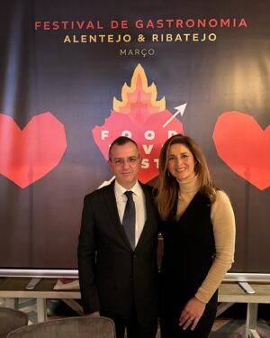 Carla Matadinho Instagram - É com muito gosto que vos apresento um grande evento do meu Alentejo!
Bem vindos ao Food Love Fest 
O Festival que celebra o amor pela gastronomia e vai pôr o Alentejo e o Ribatejo a fervilhar durante o mês de Março! 
São 50 chefs de todos os pontos do país a cozinhar em 17 restaurantes diferentes em 12 localidades a norte e a sul do Tejo!
O primeiro fim de semana do festival arranca já amanhã, fiquem connosco e saibam mais detalhes em www.foodlovefest.pt ou link na bio.
#foodlovefest #visitalentejo #turismodoribatejo  #amusebouche