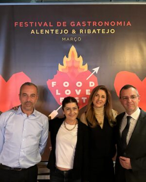 Carla Matadinho Instagram - É com muito gosto que vos apresento um grande evento do meu Alentejo!
Bem vindos ao Food Love Fest 
O Festival que celebra o amor pela gastronomia e vai pôr o Alentejo e o Ribatejo a fervilhar durante o mês de Março! 
São 50 chefs de todos os pontos do país a cozinhar em 17 restaurantes diferentes em 12 localidades a norte e a sul do Tejo!
O primeiro fim de semana do festival arranca já amanhã, fiquem connosco e saibam mais detalhes em www.foodlovefest.pt ou link na bio.
#foodlovefest #visitalentejo #turismodoribatejo  #amusebouche