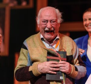 Carla Matadinho Instagram - Ruy de Carvalho
100 sessões aos 97 anos!

“Ruy, a história devida”, o espetáculo que marca a homenagem ao Rei do Teatro Português, onde Ruy de Carvalho conta histórias inéditas da sua longa e brilhante carreira, irá fazer a sua Centésima sessão! Um feito inédito, principalmente porque Ruy de Carvalho, aos 97 anos de idade, continua a pisar as tábuas, com a mesma alegria e entusiasmo como quando se estreou, aos 8 anos de idade.
“Ruy, a história devida”, depois de ter estado em quase 40 cidades, estará em cena no Centro Cultural Malaposta, a partir de dia 6 de Julho, precisamente no dia em que irá ser comemorada a sessão número 100, e onde fará a sua estreia neste palco!

Centro Cultural Malaposta
Dias 6, 7, 13, 14, 20 e 21 de julho às 18h00 

FICHA ARTÍSTICA
Elenco: Ruy de Carvalho e Luís Pacheco
Encenação: Paulo Sousa Costa
Texto: Paulo Coelho
Cenografia e Figurinos: Anne Carestiato e Fernanda Dias
Directora Geral Carla Matadinho
Produção Ricardo Dias

Compre já o seu bilhete e faça parte da linda história do teatro português.