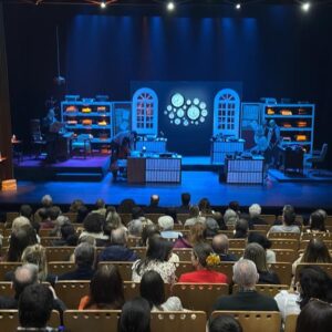 Carla Matadinho Instagram - Estamos a festejar e quero fazê-lo também consigo!PASSATEMPO FLASH
Oferta de 3 convites duplos para assistir ao espetáculo “A Noite” no Centro Cultural Malaposta, dia 9 de maio, quinta, às 21h00.

Habilite-se a ganhar 1 dos 3 convites duplos!

Para participar, basta identificar 2 amigos nos comentários e seguir as páginas @carlamatadinhooficial e @yellowstarcompany
Podem identificar várias vezes, nunca repetindo amigos já identificados.
O sorteio decorrerá até 9 de maio e os resultados serão anunciados nos stories às 12h00 do mesmo dia.
Boa sorte!