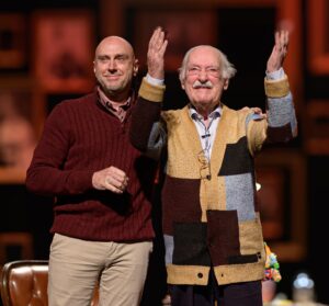 Carla Matadinho Instagram - Ruy de Carvalho
100 sessões aos 97 anos!

“Ruy, a história devida”, o espetáculo que marca a homenagem ao Rei do Teatro Português, onde Ruy de Carvalho conta histórias inéditas da sua longa e brilhante carreira, irá fazer a sua Centésima sessão! Um feito inédito, principalmente porque Ruy de Carvalho, aos 97 anos de idade, continua a pisar as tábuas, com a mesma alegria e entusiasmo como quando se estreou, aos 8 anos de idade.
“Ruy, a história devida”, depois de ter estado em quase 40 cidades, estará em cena no Centro Cultural Malaposta, a partir de dia 6 de Julho, precisamente no dia em que irá ser comemorada a sessão número 100, e onde fará a sua estreia neste palco!

Centro Cultural Malaposta
Dias 6, 7, 13, 14, 20 e 21 de julho às 18h00 

FICHA ARTÍSTICA
Elenco: Ruy de Carvalho e Luís Pacheco
Encenação: Paulo Sousa Costa
Texto: Paulo Coelho
Cenografia e Figurinos: Anne Carestiato e Fernanda Dias
Directora Geral Carla Matadinho
Produção Ricardo Dias

Compre já o seu bilhete e faça parte da linda história do teatro português.