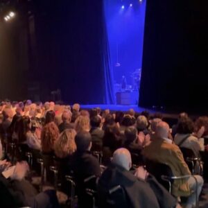 Carla Matadinho Instagram - Que noite incrível!
Ontem e hoje no Casino Estoril, celebramos a Liberdade, celebramos o virar de página na noite de 24 para 25 de abril, 50 anos depois.
A Revolução está na rua. 
A Revolução está no palco.
A máquina está a andar!

A NOITE, uma produção Yellow Star Company 
Texto de José Saramago
Uma encenação e adaptação de Paulo Sousa Costa
Com assistência de encenação de Luís Pacheco
Elenco: Diogo Morgado, Jorge Corrula, João Didelet, Luís Pacheco, Elsa Galvão, Henrique de Carvalho, Ricardo de Sá, Sara Cecília e João Redondo

Últimas datas de digressão: 
Guimarães, dia 27 de abril e Faro, dia 1 de maio.
Nova temporada no Centro Cultural Malaposta já a partir do próximo dia 3 de maio.
Reserve connosco: 938 667 315 bilheteira@yellowstarcompany.com
M/12

@cascais
@casino
@jfcascais
@mobi
@tvi
m80
@donav

Fotos @josecorreia75 
Look:
@companhiasolucoes 
@lionofporches
