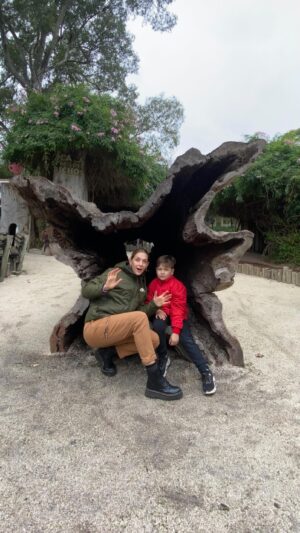 Carla Pandolfi Instagram - 🌴🐆 Fuimos a conocer @fundaciontemaiken y volvimos fascinados con su imponente Bioparque. 
.
Sin dudas es una alternativa cercana para desconectar y estar al aire libre para quienes estamos en CABA y alrededores.
.
🙊 Nos sorprendimos con todo el trabajo que hacen desde la fundación de la cual aprendimos un montón de información que desconocíamos como por ejemplo:
.
🇦🇷 Fundación Temaikèn es una organización argentina que trabaja desde hace más de 20 años para conservar y restaurar la fauna y la flora autóctonas, y reconectar a las personas con la naturaleza a través de experiencias inspiradoras.
.

🌳 En el Bioparque hay actividades para toda la familia, pensadas para que grandes y chicos puedan participar y descubrir más sobre la fauna y flora de nuestro país y cómo cuidarla. A través de juegos, cuentos, talleres y otras actividades interactivas con los #GuardianesdelaNaturaleza, todas las familias pueden conocer y comprender el valor del mundo natural que nos rodea.
.

✅ 🏥 La Fundación tiene un Hospital Veterinario, donde reciben a los animales recuperados del tráfico , víctimas de atropellamientos o del mascotismo, y se les brinda la atención necesaria para que puedan regresar a la naturaleza. Ya atendió a más de 15.000 animales rescatados.
.

🦈🐠 En el Acuario habitan rayas y tiburones autóctonos, como el Tiburón Moteado, que se encuentra en la costa argentina pero en una cantidad cada vez menor. Fundación Temaikèn investiga su reproducción, con el fin de aportar información para poder protegerlos en el mar Patagónico.
.

🐐🐆🐒 Pudimos apreciar a los yaguaretés, guanacos, tapir, monos carayá , cabras, guacamayos, tiburones y rayas entre muchas otras especies. 
.

🌴 Con cada visita al Bioparque ayudamos a que Fundación Temaikèn pueda seguir trabajando en el rescate de animales y el cuidado de nuestra flora y fauna.
.
.

♻️ Sin duda vamos a volver muy pronto ya que es una salida que se disfruta en familia de principio a fin el día entero!!!! Gracias @fundaciontemaiken por su trabajo y compromiso con la naturaleza!!
.
.
.

#fundaciontemaiken #bioparquetemaiken #salidasenfamilia #temaiken #argentina #florayfauna #naturaleza