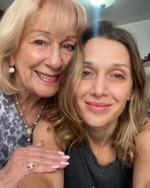 Carla Pandolfi Instagram - Felices hoy y todos los días a mi viejita linda, la coqueta, la inquieta, la divertida y la se emociona por todo; La Bety, la del perfume inconfundible y la de las comidas exquisitas; la que un día me dijo: “confía en vos, que nada ni nadie te va a detener nunca” 
-
Gracias por tu impulso, por tu empuje, por toda tu entrega; Gracias por ser mi mamá!!!
-
Y gracias a mis pibitos maravillosos con los que vamos aprendiendo y creciendo juntos porque el amor que siento por ustedes es el mejor de todos!!! Amo ser su mamá, me encanta acompañarlos a descubrir quienes son, quienes somos, los amo!!!
💙💜💙💜
-
Feliz día a todas las mamás que son sostén y eligen maternar con tanta entrega y disfrutan de éste rol lleno de adrenalina y revelaciones como yo; las admiro!
-
Carrete con fotos de esta mañana en casa de mis viejis y algunas otras de años atrás ❤️
-
-
-
#diadelamadre #felizdia #madre #mamadevarones #abuela #mamá