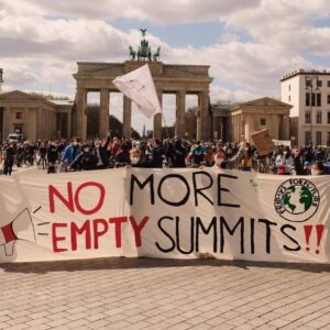 Carla Reemtsma Instagram - Auf dem „Leaders Summit on Climate“ haben sich die vergangenen Tage selbsternannte ‘Anführer’ für Worte und inhaltsleere Ziele selbst gefeiert. Dabei steigen die Emissionen seit Jahrzehnten jedes Jahr, trotz unseres Wissens, trotz Klimakonferenzen und Abkommen. Während der schönen Reden auf dem Gipfel war 2020 das zweitheißteste Jahr seit Wetteraufzeichnung, es werden neue Pipelines gebaut und der stärkste Frühjahrstaifun zerstört die Häuser, Schulen und Lebensgrundlagen tausender Menschen auf den Phillippinen. Die Klimakrise ist eine Krise der Gegenwart und schon 1,2 Grad Erhitzung sind die Hölle für Millionen von Menschen. Wir rasen aber auf eine Welt 3-5 Grad heißer zu und haben keine Zeit mehr für leere Versprechen. Die bekommen wir seit Jahren und trotzdem wird fröhlich weiter emittiert. Um die Klimakrise zu bekämpfen, dürfen wir nicht mit derselben kolonialen Ausbeutung weitermachen, die uns in diese Situation gebracht hat. Wir müssen auf Menschen aus den von der Klimakrise betroffenen Regionen, auf Zivilgesellschaft, junge Menschen und Arbeiter:innen hören, denn nur mit ihrem Wissen kann der Wandel gelingen. Deswegen sagen wir: „Dear Leaders, cut the bullshit & act now!“ Und wir brauchen eure Unterstützung, jetzt mehr denn je. See you on the streets ✊
