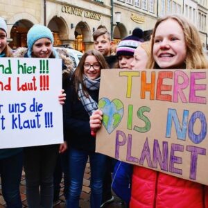 Carla Reemtsma Instagram - Hi Münster, hi everyone all over the world striking for climate on #fridaysforfuture 🌎 You are the most inspiring thing I’ve ever seen and together we will rock this small thing called “changing climate politics”. Because it’s 2019 and apparently even school children can act more responsibly than our politicians. #zukunftsklauerei

#youth4climate #climatestrike #klimastreik