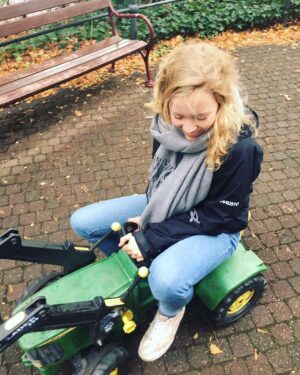 Carla Reemtsma Instagram - meine Antwort, wenn die Menschen an Weihnachten wieder fragen, wann ich denn so groß und erwachsen geworden sei 🍁