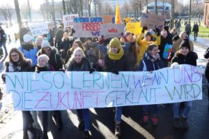 Carla Reemtsma Instagram - Well, dear fossil fuel lobbyists and carbon lovers, this was quite an unexpected surprise, wasn’t it? Be prepared, because we‘ll make sure that your ignorance will not wreck this planet any longer. 🌎

@fridaysforfuture.de @fridaysforfuture_muenster @gretathunberg #fridaysforfuture #klimastreik #climatestrike #youth4climate #klimawandel #climatechange