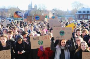 Carla Reemtsma Instagram - Well, dear fossil fuel lobbyists and carbon lovers, this was quite an unexpected surprise, wasn’t it? Be prepared, because we‘ll make sure that your ignorance will not wreck this planet any longer. 🌎

@fridaysforfuture.de @fridaysforfuture_muenster @gretathunberg #fridaysforfuture #klimastreik #climatestrike #youth4climate #klimawandel #climatechange