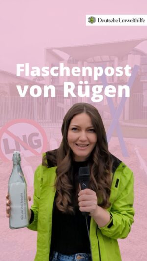 Carla Reemtsma Instagram - Ahoi, die Post ist da: 🍾✉ Wir waren heute mit @fridaysforfuture.berlin @carlareemtsma vor dem Kanzleramt, um die Ergebnisse unseres Bürgerforums zum geplanten LNG-Terminal vor Rügen per Flaschenpost zu übergeben. Du willst etwas dagegen tun? Dann schick jetzt eine Protestmail an Olaf Scholz und Robert Habeck. Link in der Bio! ⤴ 

Die Deutsche Umwelthilfe, @bi.lebenswertes.ruegen , die Gemeinde Ostseebad Binz, der @bund_bundesverband und der @nabu.mecklenburg.vorpommern sowie mehr als 200 Bürger:innnen haben über das geplante LNG-Terminal am Hafen von Mukran diskutiert. Durch die Aufnahme des Standorts Mukran in das LNG-Beschleunigungsgesetz können die Genehmigungsverfahren für die Pipeline und das dazugehörige Terminal nämlich stark verkürzt werden und Umweltverträglichkeitsprüfungen sogar ganz entfallen – was ein Desaster für die Schutzgebiete, den Tourismus und das Klima wäre. 😨

 #gas #lng #ergdas #beschleunigungsgesetz #umwelt #rügen #binz #flaschenpost #deutscheumwelthilfe #umwelthilfe
