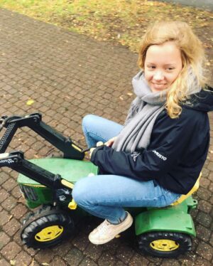 Carla Reemtsma Instagram - meine Antwort, wenn die Menschen an Weihnachten wieder fragen, wann ich denn so groß und erwachsen geworden sei 🍁