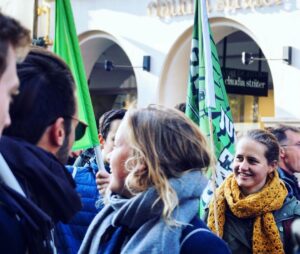 Carla Reemtsma Instagram - weil die Würde des Menschen unantastbar ist und wir alle der Demokratie verpflichtet sind.