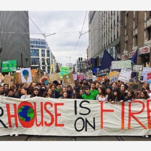 Carla Reemtsma Instagram - We are unstoppable, another world is possible! – On est plus chaud, plus chaud, plus chaud que le climat! – Wir sind hier, wir sind laut, weil ihr uns die Zukunft klaut! 💥 We are striking, because our future is at stake. Together with @gretathunberg and thousands of young people from all over Europe we flooded the streets of Berlin, because we will not let our future be taken away. Climate doesn’t care about boarders and neither do we. We are united in our fight for climate justice and we will not stop, unless the politicians act. European elections are up next. Let’s make sure that all politicians have an agenda which is future-compatible. 
#fridaysforfuture #climatestrike #climatechange