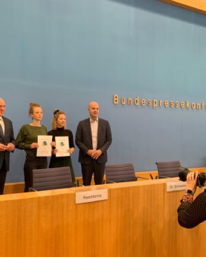 Carla Reemtsma Instagram - Gestern haben wir unsere Bündnis-Kampagne zum #Klimageld in der Bundespressekonferenz vorgestellt. Wir fangen einfach an, es selbst auszuzahlen! 1.000 Menschen bekommen 139€. Und zwar die, die es am dringendsten brauchen. Alle Infos dazu bei @sanktionsfrei.
Klimaschutz muss sozial gerecht werden und ein Ausgleich für die gestiegenen Preise muss her! Wir fordern die Ampel auf, das Klimageld sofort einzuführen! Mit @paritaet @fridaysforfuture.de @campact.de @meinbge @attac_de @9eurofonds @bund_bundesverband und anderen Organisationen danke an @carlareemtsma , Marcel Fratzscher und Ulrich Schneider, es hat mega Spaß gemacht!