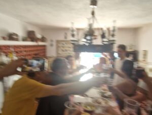 Carla Vasconcelos Instagram - Sobre o dia da criança e os 39 anos que nos unem…. De alguma forma. 
Eu cheguei em 1984, mas a maioria já la estava, na Praceta dos Índios. ❤️ cheers!