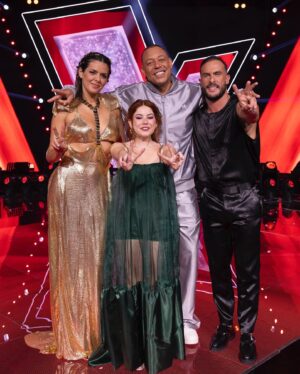 Carlão Instagram - Preciso sempre de um tempo depois de uma final do The Voice Kids. A última gala é de uma intensidade tremenda, com muita emoção a transbordar dos nossos corações. A primeira palavra tem que ir para os “meus” finalistas @francisco_ungaro_dias_oficial e @wiko_music : que orgulho nestes meninos que me escolheram para esta viagem: que talento, que educação, que à vontade, que alma. Não tenho a menor dúvida: estão destinados a um belo futuro ❤️ Os parabéns à @vickyymusic e o seu mentor Nininho pela vitória ; ) Obrigado Babs e Cuca, por aturarem dois marmanjos como colegas 😂, às Catarinas por conduzirem tão bem este programa, a todos os concorrentes que brilharam nesta temporada, mesmo aqueles que não passaram nas provas cegas. A toda a equipa da @shineiberia pelo profissionalismo de sempre. Para mim, esta foi a melhor edição do TVK 🥹
@raquelguerreirostyling 
@radardossons 
@thevoiceportugal 
@rtppt