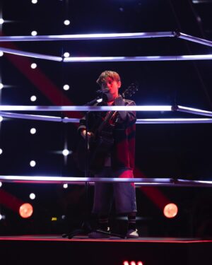 Carlão Instagram - Preciso sempre de um tempo depois de uma final do The Voice Kids. A última gala é de uma intensidade tremenda, com muita emoção a transbordar dos nossos corações. A primeira palavra tem que ir para os “meus” finalistas @francisco_ungaro_dias_oficial e @wiko_music : que orgulho nestes meninos que me escolheram para esta viagem: que talento, que educação, que à vontade, que alma. Não tenho a menor dúvida: estão destinados a um belo futuro ❤️ Os parabéns à @vickyymusic e o seu mentor Nininho pela vitória ; ) Obrigado Babs e Cuca, por aturarem dois marmanjos como colegas 😂, às Catarinas por conduzirem tão bem este programa, a todos os concorrentes que brilharam nesta temporada, mesmo aqueles que não passaram nas provas cegas. A toda a equipa da @shineiberia pelo profissionalismo de sempre. Para mim, esta foi a melhor edição do TVK 🥹
@raquelguerreirostyling 
@radardossons 
@thevoiceportugal 
@rtppt