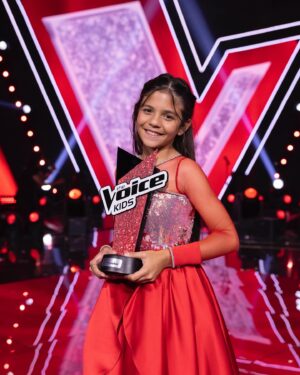 Carlão Instagram - Preciso sempre de um tempo depois de uma final do The Voice Kids. A última gala é de uma intensidade tremenda, com muita emoção a transbordar dos nossos corações. A primeira palavra tem que ir para os “meus” finalistas @francisco_ungaro_dias_oficial e @wiko_music : que orgulho nestes meninos que me escolheram para esta viagem: que talento, que educação, que à vontade, que alma. Não tenho a menor dúvida: estão destinados a um belo futuro ❤️ Os parabéns à @vickyymusic e o seu mentor Nininho pela vitória ; ) Obrigado Babs e Cuca, por aturarem dois marmanjos como colegas 😂, às Catarinas por conduzirem tão bem este programa, a todos os concorrentes que brilharam nesta temporada, mesmo aqueles que não passaram nas provas cegas. A toda a equipa da @shineiberia pelo profissionalismo de sempre. Para mim, esta foi a melhor edição do TVK 🥹
@raquelguerreirostyling 
@radardossons 
@thevoiceportugal 
@rtppt