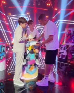 Carlão Instagram - Chegámos ao dia da grande final do The Voice Kids 🎉. Pessoalmente, devo confessar que acredito que esta edição terá um dos mais renhidos desfechos de todas elas, se não o mais renhido, mesmo. Temos registos diversos e personalidades singulares, mas acima de tudo vozes fortíssimas em todas equipas. Por isso, estamos todos de parabéns - concorrentes, direção musical, banda e mentores. Claro que para mim o(s) vencedor(es) são o @francisco_ungaro_dias_oficial e o @wiko_music 😋. Os números para votarem neles estão nas stories. Não gosto de dizer que sou abençoado, mas sou definitivamente um homem sortudo. Estes dois putos escolheram-me para os acompanhar até aqui e eu sinto-me eternamente agradecido por me terem eleito para fazer esta viagem ao seu lado. Têm ambos um amor e respeito pela música que se evidencia de cada vez que sobem ao palco mas também nos ensaios e em todo o processo pré-atuação. Por isto tudo, o momento que preparámos para mais logo (imagem 2) está qualquer coisa de mágico. Até lá, e não se esqueçam das 🍿.
@thevoiceportugal 
@shineiberia 
@rtppt