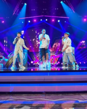 Carlão Instagram - Chegámos ao dia da grande final do The Voice Kids 🎉. Pessoalmente, devo confessar que acredito que esta edição terá um dos mais renhidos desfechos de todas elas, se não o mais renhido, mesmo. Temos registos diversos e personalidades singulares, mas acima de tudo vozes fortíssimas em todas equipas. Por isso, estamos todos de parabéns - concorrentes, direção musical, banda e mentores. Claro que para mim o(s) vencedor(es) são o @francisco_ungaro_dias_oficial e o @wiko_music 😋. Os números para votarem neles estão nas stories. Não gosto de dizer que sou abençoado, mas sou definitivamente um homem sortudo. Estes dois putos escolheram-me para os acompanhar até aqui e eu sinto-me eternamente agradecido por me terem eleito para fazer esta viagem ao seu lado. Têm ambos um amor e respeito pela música que se evidencia de cada vez que sobem ao palco mas também nos ensaios e em todo o processo pré-atuação. Por isto tudo, o momento que preparámos para mais logo (imagem 2) está qualquer coisa de mágico. Até lá, e não se esqueçam das 🍿.
@thevoiceportugal 
@shineiberia 
@rtppt