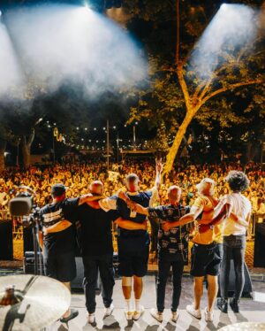 Carlão Instagram - A @vistaalegreofficial comemora 200 anos  em 2024 e fomos fazer parte das celebrações mesmo ali pertinho da sede. Muito obrigado pelo convite e a todos os presentes pela energia e boa disposição: não era fácil, logo a seguir ao fatídico jogo dos quartos de final da seleção, mas superámos todos qualquer má vibe através da música ❤️✊🏽 Obrigadooooo!!!!
📸: @pedromkk 
@radardossons