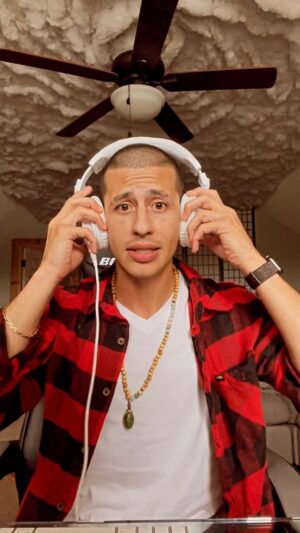 Carlito Olivero Instagram - I see this too often with ppl who use “HEAD PHONES” everyday. Podcasters, producers, singers, voice actors, gamers, telemarketers etc. of course eating healthy & exercising consistently play an important role as-well: but make sure you’re not keeping your headphones on the top of your head, after a while you will start to see some balding:& stop wearing hats 24/7 fellas. Let’s stay young forever. ❤️