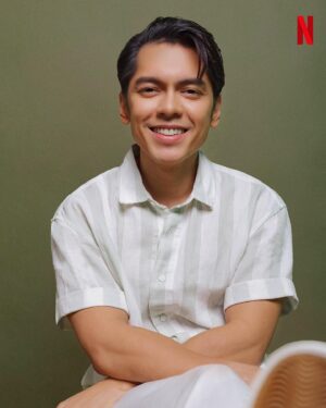 Carlo Aquino Instagram - Filipino audiences love a good sob story, especially in the guise of a love story. 

"Hopeless romantic talaga mga Pilipino. Gusto nila 'yong tungkol sa pag-ibig. Gusto nila ‘yong masasakit — kapag 'di nagkakaroon ng happy ending. Ako rin, e, ganoon ako," Carlo Aquino says on why he thinks fans will love Seasons. 

📸: @ralphmendo 

#CarloAquino #Seasons